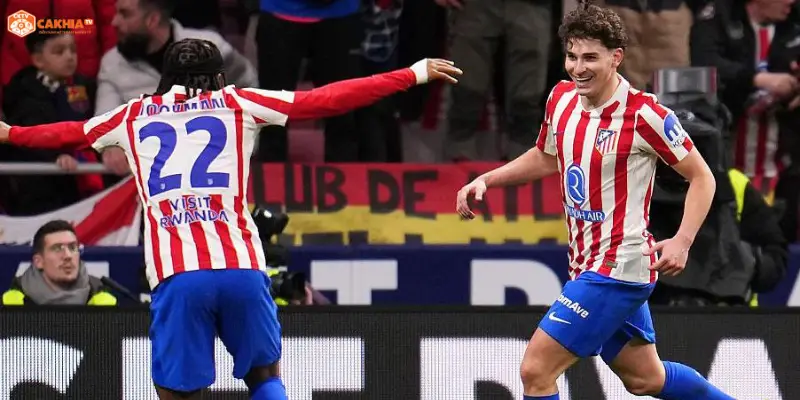 Các cầu thủ pressing quyết liệt trong trận Atlético de Madrid vs Barcelona kịch tính