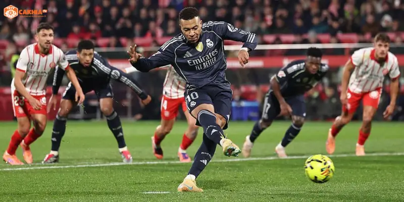 Các cầu thủ pressing quyết liệt trong trận Real Madrid vs Girona La Liga