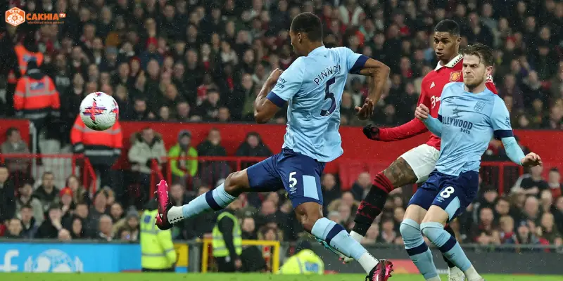 cầu thủ Manchester United vs Brentford ăn mừng bàn thắng tại Old Trafford